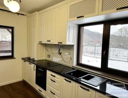 Mobilier de bucatarie din MDF vopsit