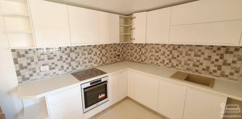 Mobilier bucătărie din MDF vopsit cu blat termorezistent – 5,3 m, montaj în Bacău