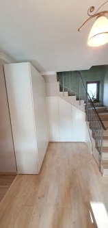 Mobilier hol sub scară în județul Bacău | MDF vopsit | Feronerie Blum