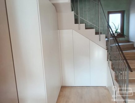 Mobilier hol sub scară în județul Bacău | MDF vopsit | Feronerie Blum