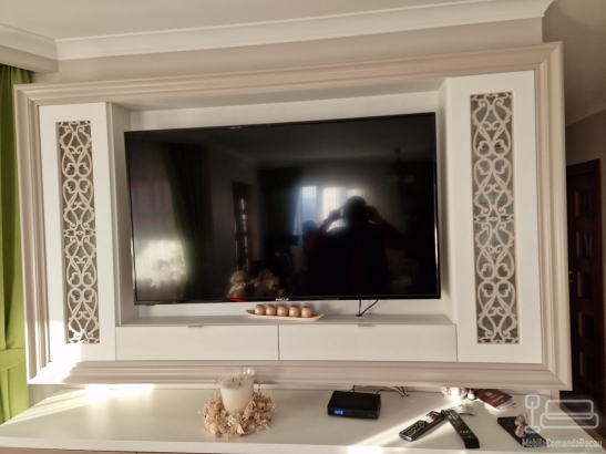 Mobila de living din lemn si MDF
