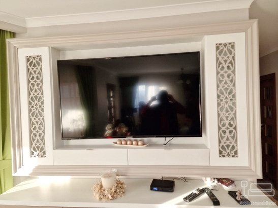 Mobilier living la comandă – lemn masiv, plăci traforate cu sticlă, Bacău