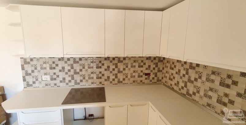 Mobilier bucătărie din MDF vopsit cu blat termorezistent – 5,3 m, montaj în Bacău