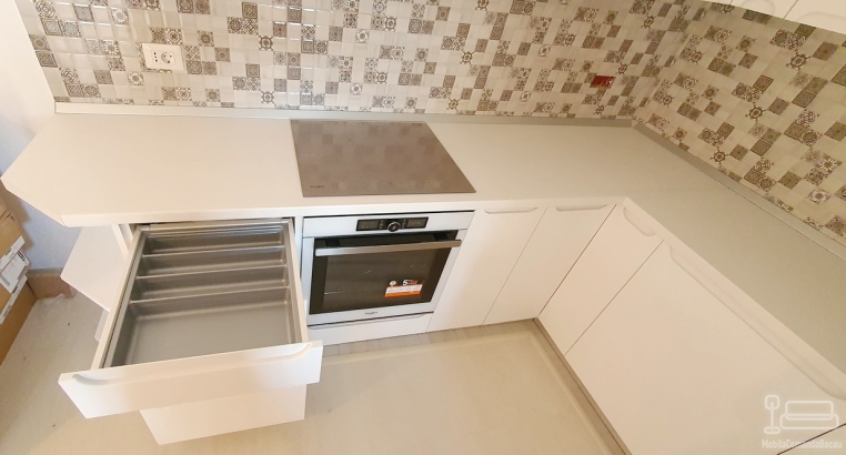 Mobilier bucătărie din MDF vopsit cu blat termorezistent – 5,3 m, montaj în Bacău