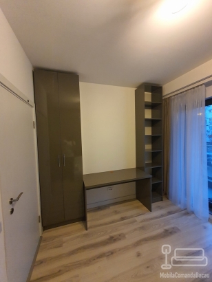 Mobilier din MDF lucios cu pat rabatabil si canapea