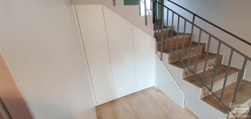Mobilier hol sub scară în județul Bacău | MDF vopsit | Feronerie Blum