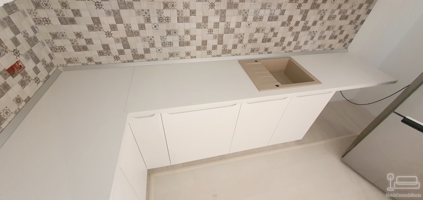 Mobilier bucătărie din MDF vopsit cu blat termorezistent – 5,3 m, montaj în Bacău