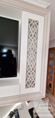 Mobilier living la comandă – lemn masiv, plăci traforate cu sticlă, Bacău