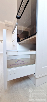 Mobila de bucatarie personalizata din MDF vopsit