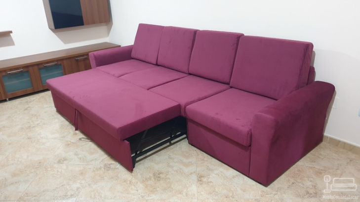 Canapea extensibila cu patru locuri