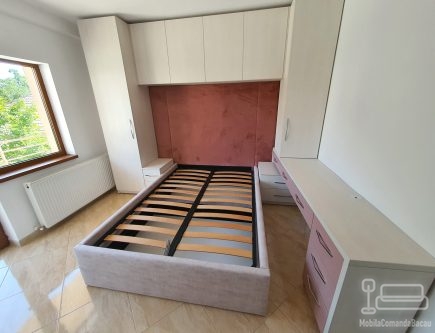 Dormitor matrimonial cu pat 200×180 și ansamblu de dulapuri în jurul patului