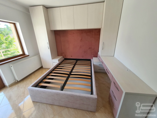 Dormitor matrimonial cu pat 200×180 și ansamblu de dulapuri în jurul patului