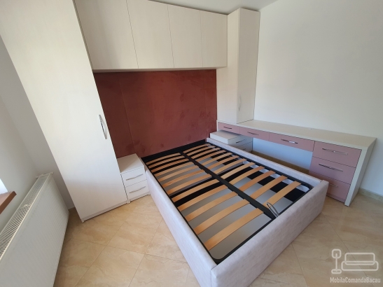 Dormitor matrimonial cu pat 200×180 și ansamblu de dulapuri în jurul patului
