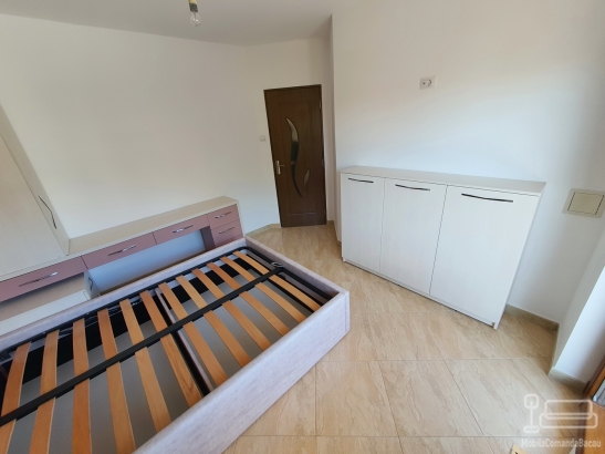 Dormitor matrimonial cu pat 200×180 și ansamblu de dulapuri în jurul patului