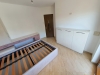 Dormitor matrimonial cu pat 200×180 și ansamblu de dulapuri în jurul patului