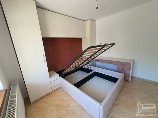 Dormitor matrimonial cu pat 200×180 și ansamblu de dulapuri în jurul patului