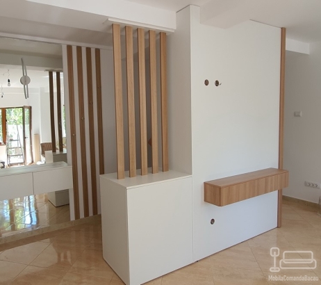 Mobilier hol din PAL melaminat cu riflaje decorative, soft-close Blum
