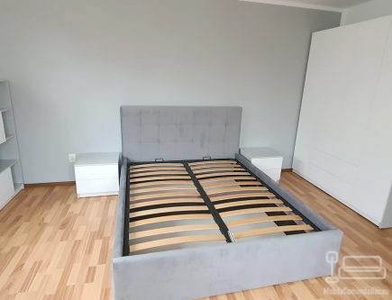 Dormitor matrimonial la comandă: pat tapițat cu somieră rabatabilă, dulap și corpuri feronerie Blum