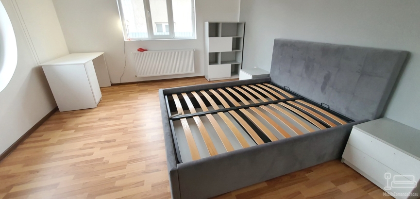 Dormitor matrimonial la comandă: pat tapițat cu somieră rabatabilă, dulap și corpuri feronerie Blum