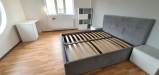Dormitor matrimonial la comandă: pat tapițat cu somieră rabatabilă, dulap și corpuri feronerie Blum