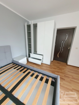 Dormitor matrimonial la comandă: pat tapițat cu somieră rabatabilă, dulap și corpuri feronerie Blum