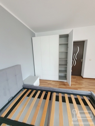 Dormitor matrimonial la comandă: pat tapițat cu somieră rabatabilă, dulap și corpuri feronerie Blum