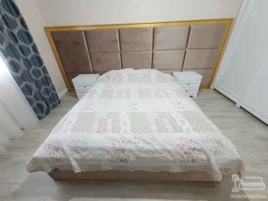 Mobilier dormitor cu pat tapițat 200×160, noptiere MDF vopsit și ramă aurie decorativă