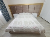 Mobilier dormitor cu pat tapițat 200×160, noptiere MDF vopsit și ramă aurie decorativă