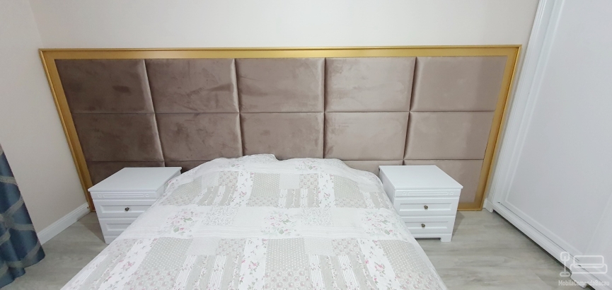 Mobilier dormitor cu pat tapițat 200×160, noptiere MDF vopsit și ramă aurie decorativă