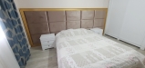Mobilier dormitor cu pat tapițat 200×160, noptiere MDF vopsit și ramă aurie decorativă