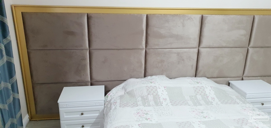 Mobilier dormitor cu pat tapițat 200×160, noptiere MDF vopsit și ramă aurie decorativă
