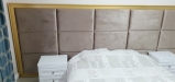 Mobilier dormitor cu pat tapițat 200×160, noptiere MDF vopsit și ramă aurie decorativă