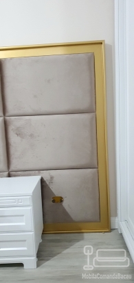Mobilier dormitor cu pat tapițat 200×160, noptiere MDF vopsit și ramă aurie decorativă