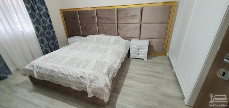Mobilier dormitor cu pat tapițat 200×160, noptiere MDF vopsit și ramă aurie decorativă
