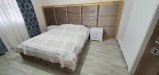 Mobilier dormitor cu pat tapițat 200×160, noptiere MDF vopsit și ramă aurie decorativă