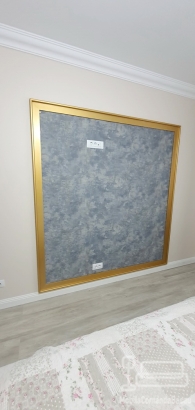 Mobilier dormitor cu pat tapițat 200×160, noptiere MDF vopsit și ramă aurie decorativă
