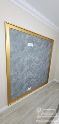 Mobilier dormitor cu pat tapițat 200×160, noptiere MDF vopsit și ramă aurie decorativă