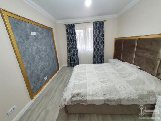 Mobilier dormitor cu pat tapițat 200×160, noptiere MDF vopsit și ramă aurie decorativă