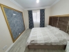 Mobilier dormitor cu pat tapițat 200×160, noptiere MDF vopsit și ramă aurie decorativă