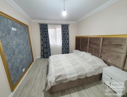 Mobilier dormitor cu pat tapițat 200×160, noptiere MDF vopsit și ramă aurie decorativă