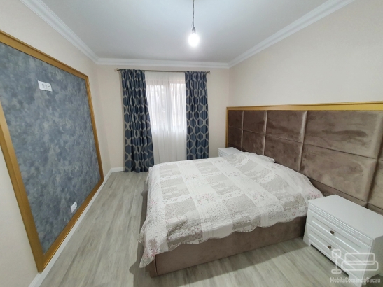 Mobilier dormitor cu pat tapițat 200×160, noptiere MDF vopsit și ramă aurie decorativă