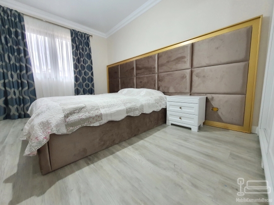 Mobilier dormitor cu pat tapițat 200×160, noptiere MDF vopsit și ramă aurie decorativă