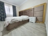 Mobilier dormitor cu pat tapițat 200×160, noptiere MDF vopsit și ramă aurie decorativă