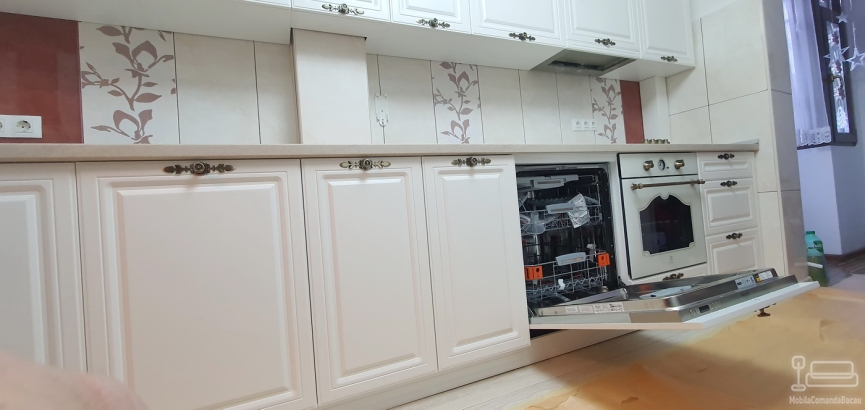 Bucătărie din MDF vopsit, 3,6 m – stil clasic, feronerie Blum, Bacău