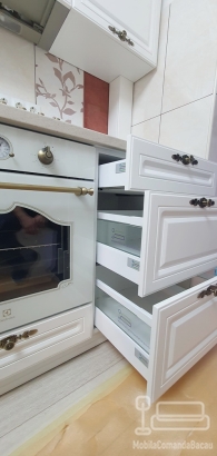 Bucătărie din MDF vopsit, 3,6 m – stil clasic, feronerie Blum, Bacău