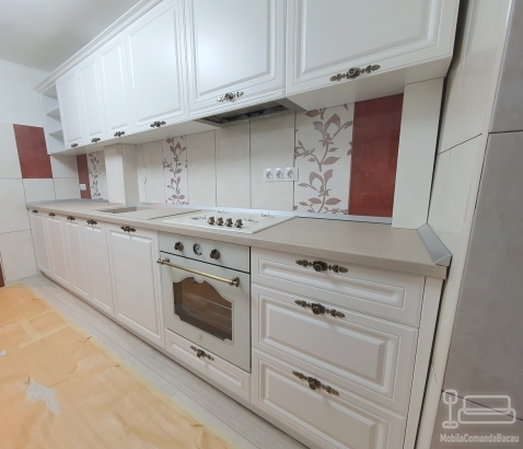 Bucătărie din MDF vopsit, 3,6 m – stil clasic, feronerie Blum, Bacău