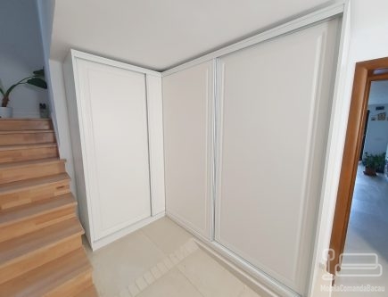Dressing pe colț din MDF vopsit, cu uși glisante Häfele Germania