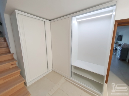 Dressing pe colț din MDF vopsit, cu uși glisante Häfele Germania