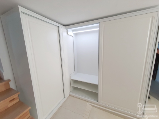 Dressing pe colț din MDF vopsit, cu uși glisante Häfele Germania