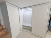 Dressing pe colț din MDF vopsit, cu uși glisante Häfele Germania